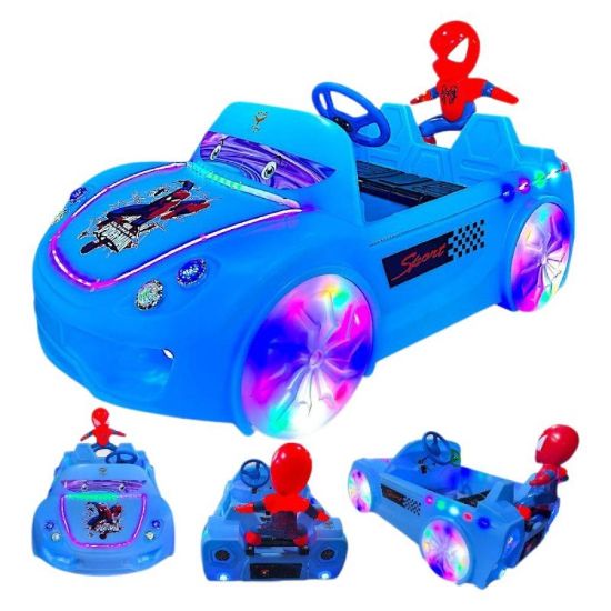 صورة سيارة كهربائية للأطفال بتصميم سباق مع تمثال سبايدرمان